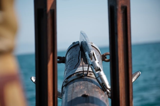 Mechanical harpoon on boat