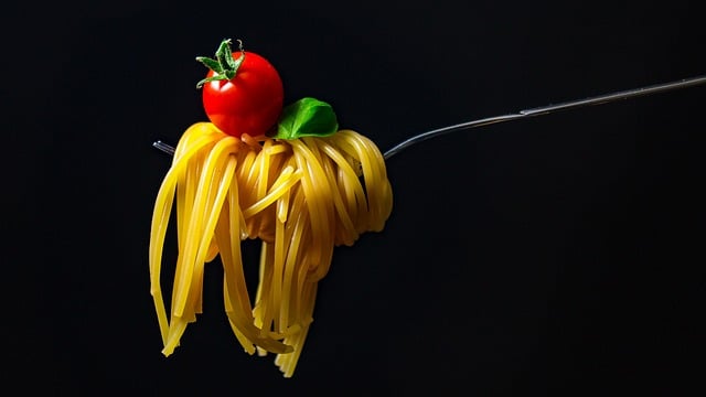 Fork with spaghetti, tomato and parsley