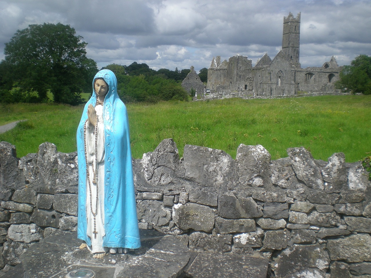 Image of the Virgin Mary in front of an old building