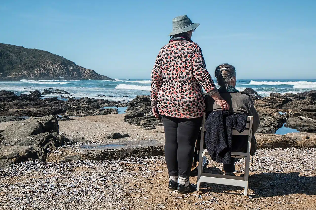 Two friends in front of the sea