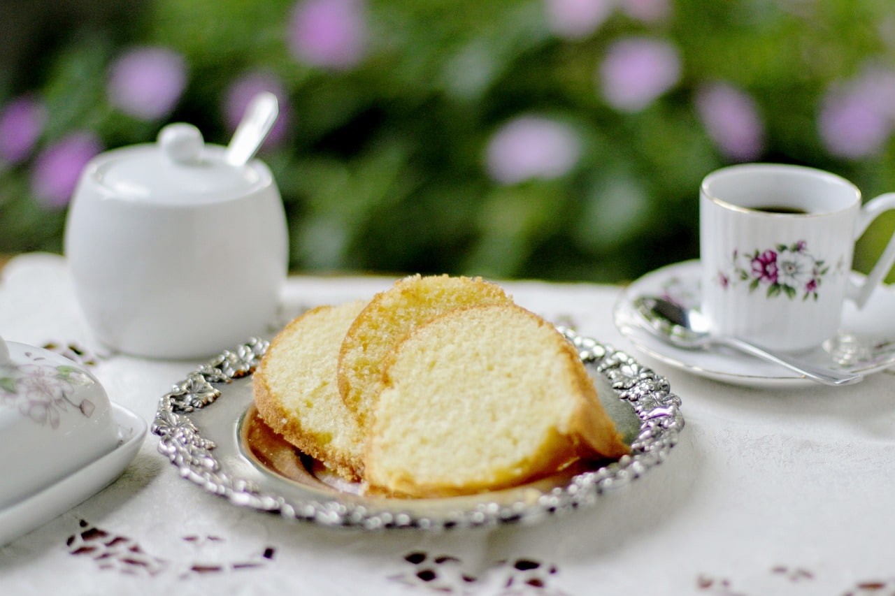 Pudding slices with cups of tea