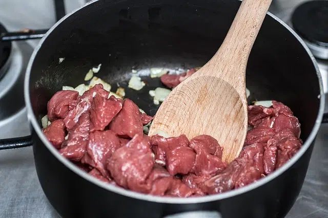 Non-stick pot with meat