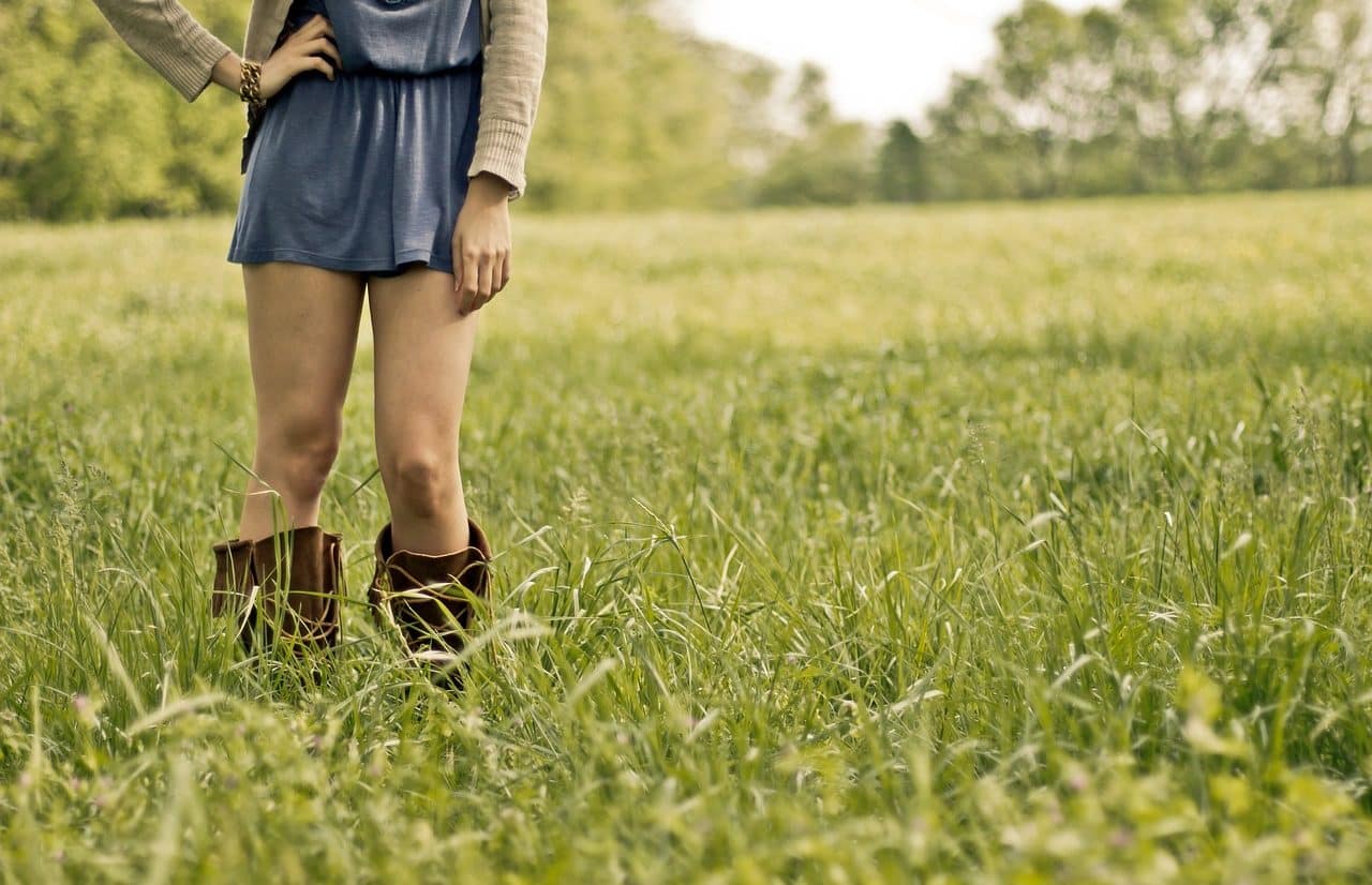 Woman with skirt in the field