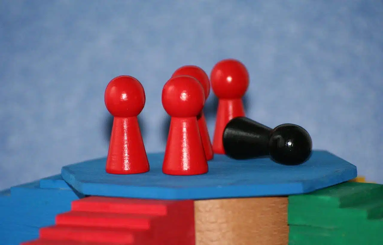 Four red pieces upright and one black one overturned.