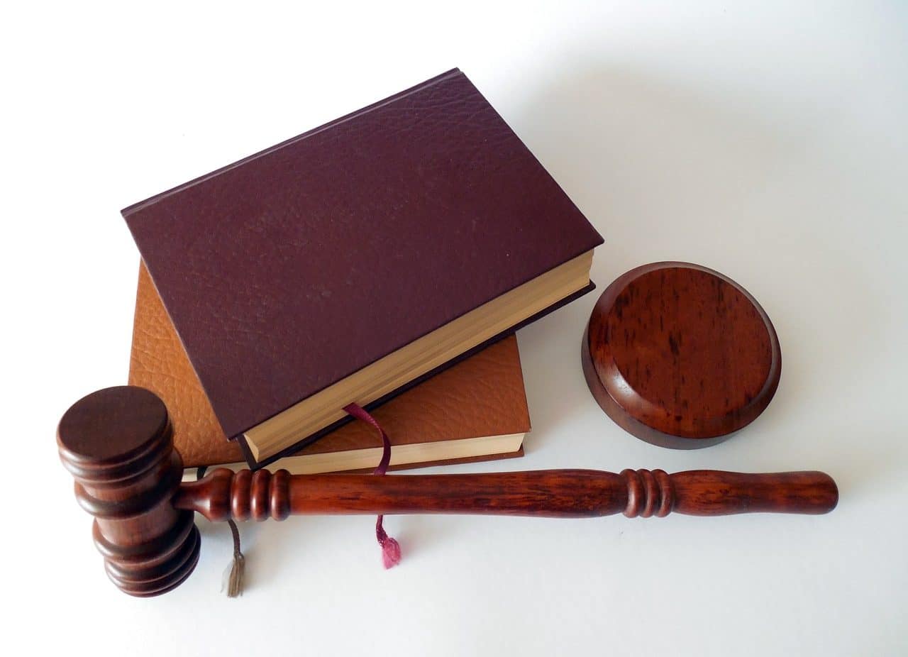 Law books and judge&#39;s gavel